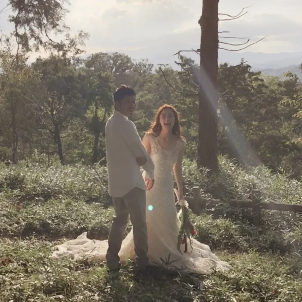 ウェディングドレスとタキシード姿の幸せなカップル｜岡山の結婚相談所 blue bees Okayama