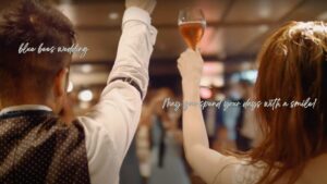 新郎新婦が乾杯する後ろ姿。結婚式の幸せな瞬間を切り取った写真。