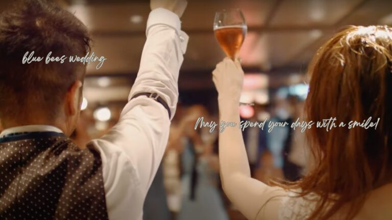 新郎新婦が乾杯する後ろ姿。結婚式の幸せな瞬間を切り取った写真。