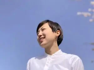 岡山の結婚相談所blue beesの代表カウンセラーが笑顔で対応する様子