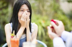 プロポーズを受けて喜ぶ女性｜岡山の結婚相談所 blue bees Okayama