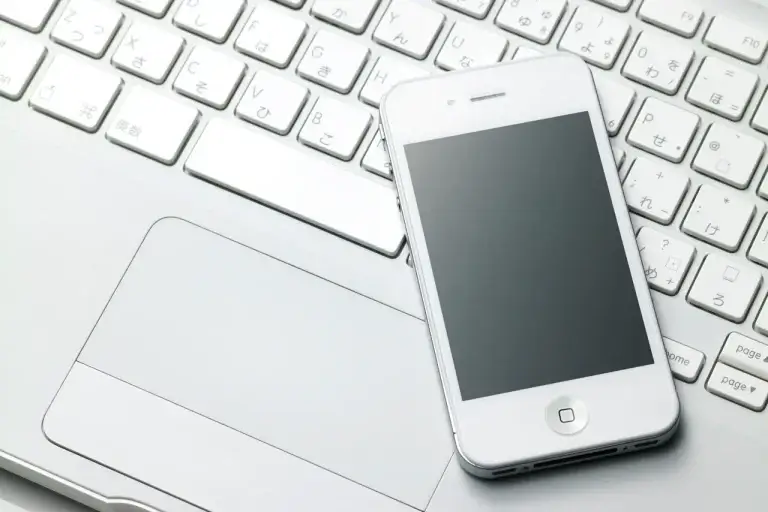 スマートフォンでLINE相談する様子｜岡山の結婚相談所 blue bees Okayama