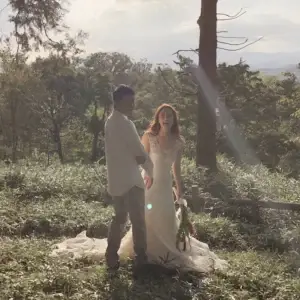 ウェディングドレスとタキシード姿の幸せなカップル｜岡山の結婚相談所 blue bees Okayama