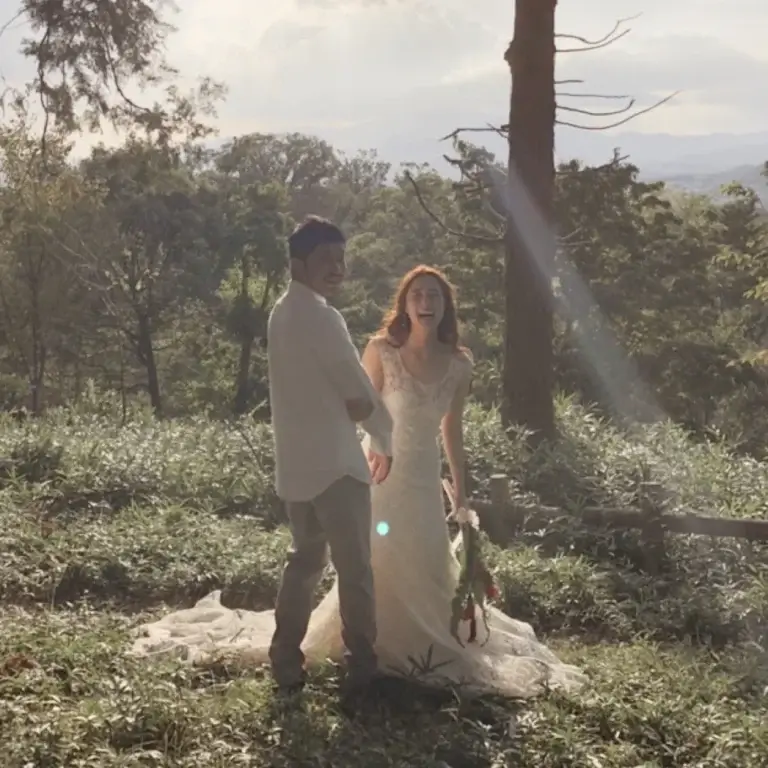 ウェディングドレスとタキシード姿の幸せなカップル｜岡山の結婚相談所 blue bees Okayama