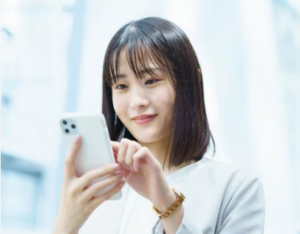 岡山 婚活 女性が結婚相談所とマッチングアプリを比較する様子
