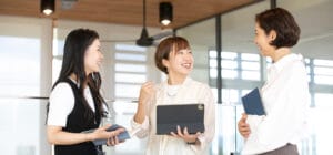 blue bees Okayamaの仲人カウンセラーが笑顔で対応する様子。岡山で婚活をサポートする信頼と安心の雰囲気。