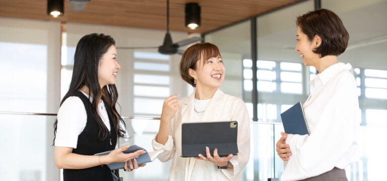 blue bees Okayamaの仲人カウンセラーが笑顔で対応する様子。岡山で婚活をサポートする信頼と安心の雰囲気。