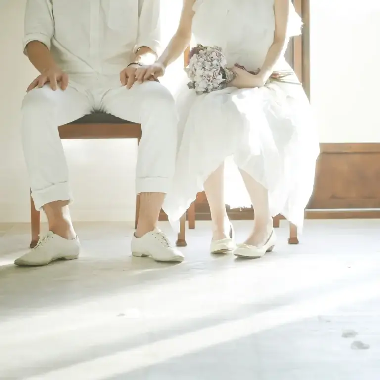 椅子に並んで座る男女の胸元から下の様子（岡山・婚活のイメージ）