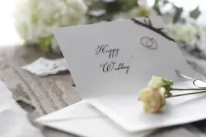 ご成婚報告をイメージしたレターと花の写真