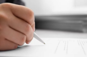 ノートに丁寧にメモを取る手元の様子