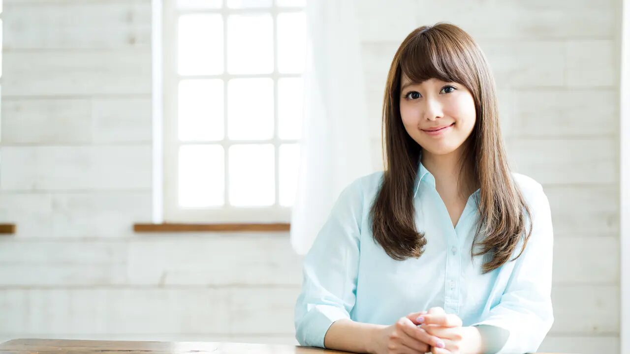やさしく微笑む女性の顔写真。安心感と信頼を感じさせる表情。