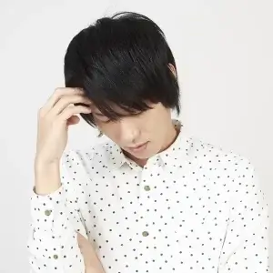 お見合い申し込みに悩む若い男性