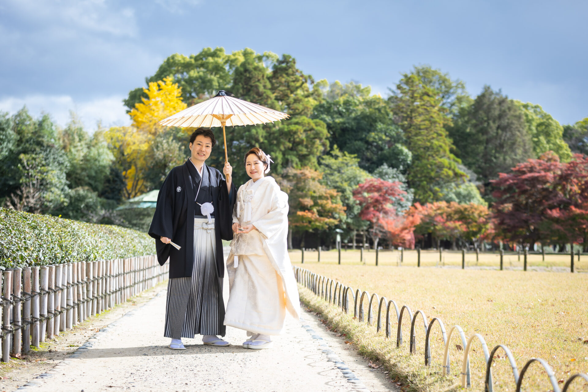 岡山後楽園で和装前撮りをするカップルの写真