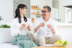 岡山の結婚相談所 blue bees｜リビングでコーヒーを楽しむミドル夫婦