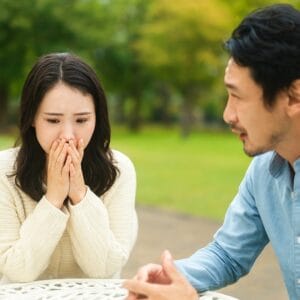 仮交際中の女性が静かに悩みを抱えている様子