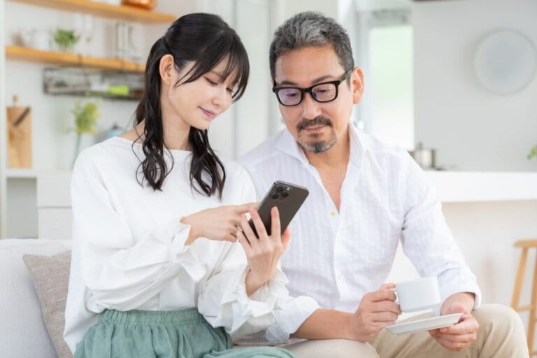 穏やかな表情で寄り添うミドル世代の夫婦