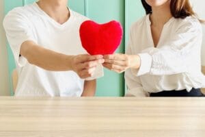 ハートを持つ男女のカップル、仮交際を安心して進めるイメージ