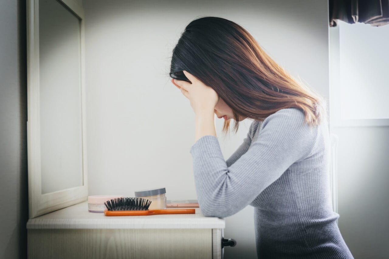 仮交際の沈黙に悩む女性