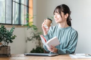 明るい部屋でパソコンを見つめる女性の横顔｜婚活が楽しくなった瞬間