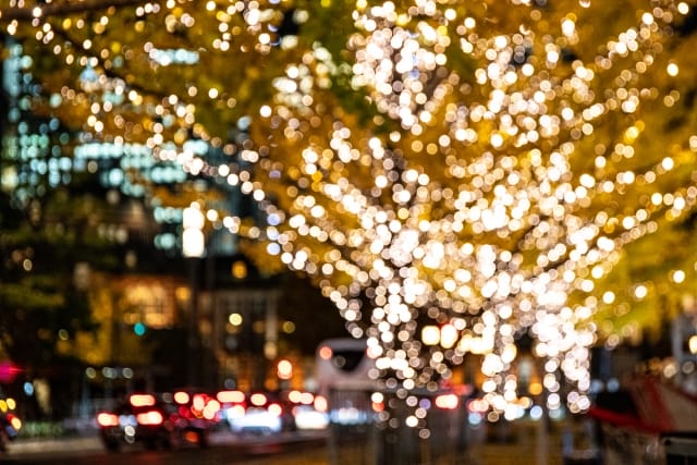 冬の夜に輝くイルミネーションの風景