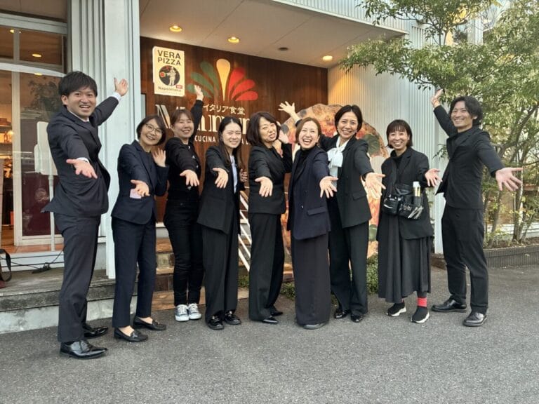 blue beesの理念に共感するチームと取引先が笑顔で集う様子