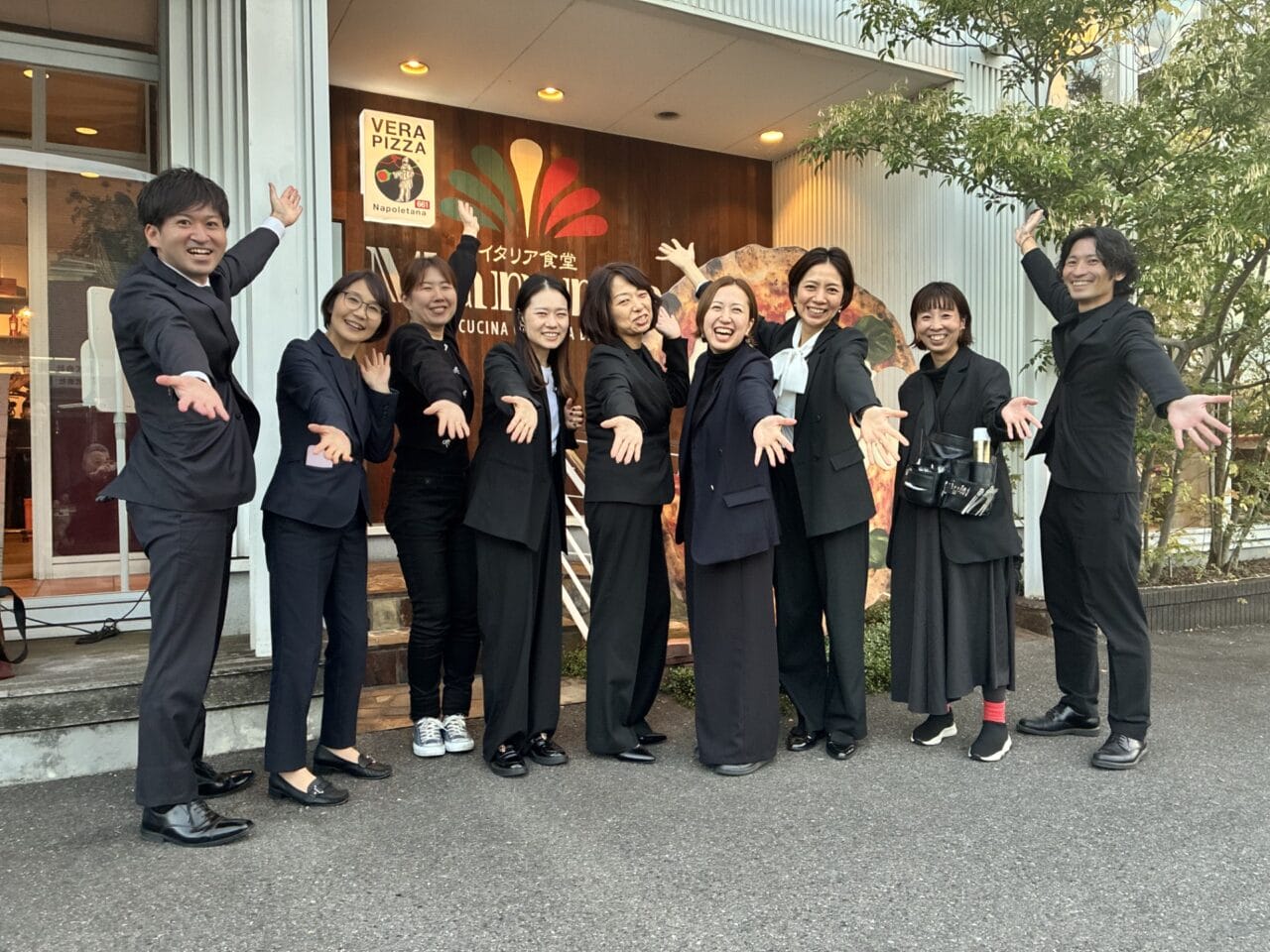 blue beesの理念に共感するチームと取引先が笑顔で集う様子