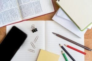 参考書とノート、鉛筆が並ぶ勉強机。毎日の積み重ねや継続を象徴する風景