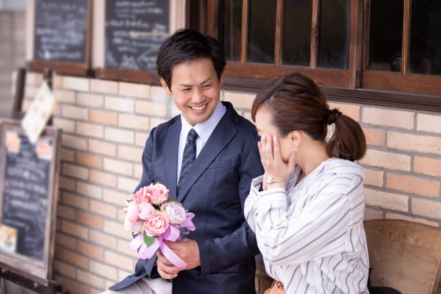 男性から花束を受け取り喜ぶ女性｜インテグリティを見極める恋愛