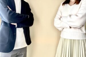腕を組み、言い合いになっている成婚間近のカップル
