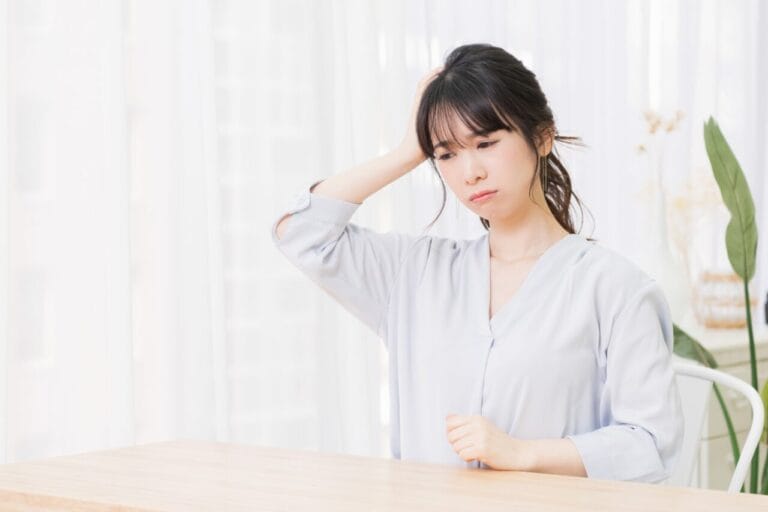 男運がないと悩む女性が一人で考え込んでいる様子