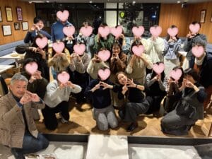 bluebees friendship に参加した25名の成婚退会者と現役会員が集合して笑顔で交流している様子