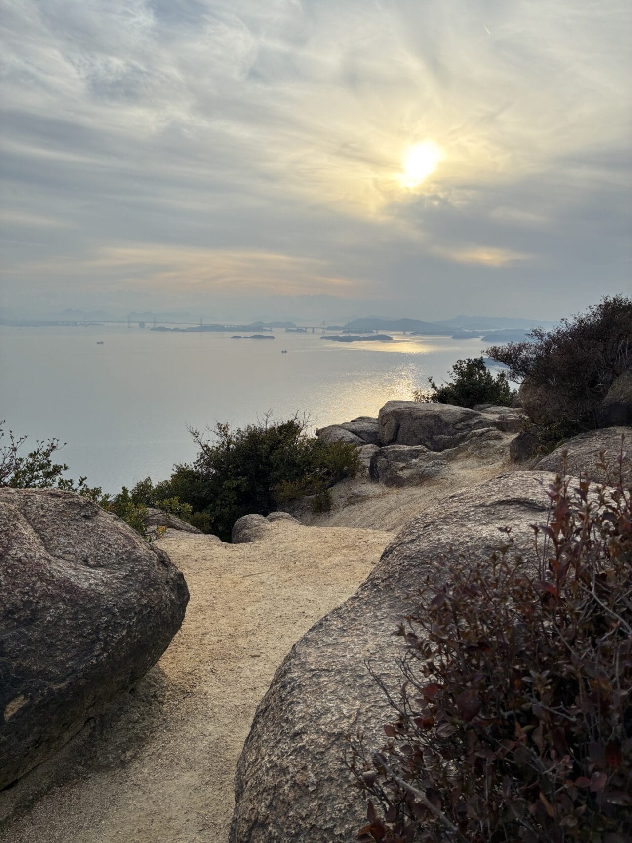 玉野市王子が岳でのフォト婚撮影、瀬戸内海に沈む夕日と美しい夕焼け
