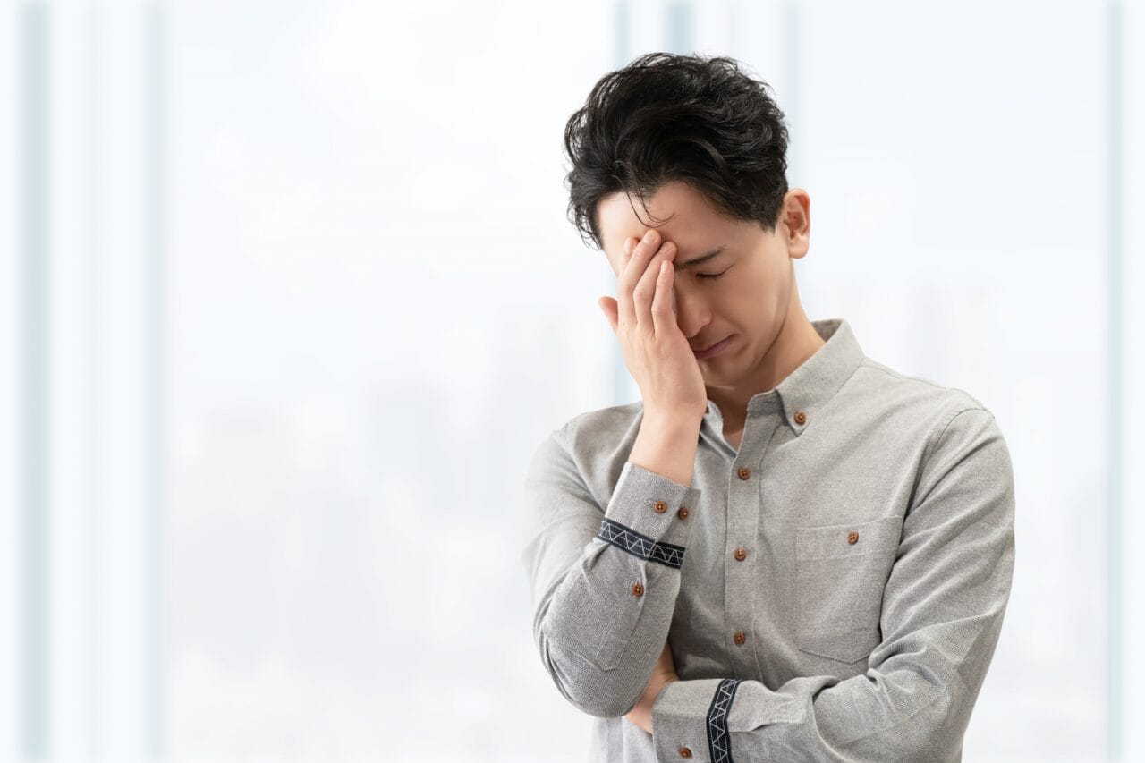 お見合いで表情が硬いと指摘され、悩む男性の姿