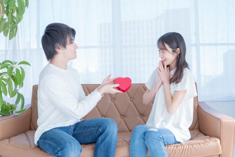 男性からの想いを受け取り感動する女性｜恋愛で心を奪われる瞬間