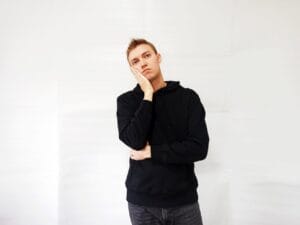 結婚相談所で仮交際中、誕生日プレゼントをあげるべきか悩む男性のイメージ