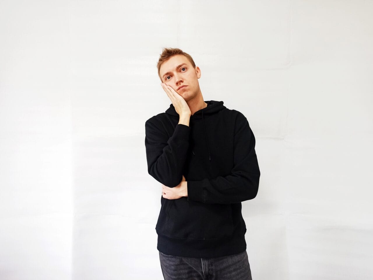 結婚相談所で仮交際中、誕生日プレゼントをあげるべきか悩む男性のイメージ