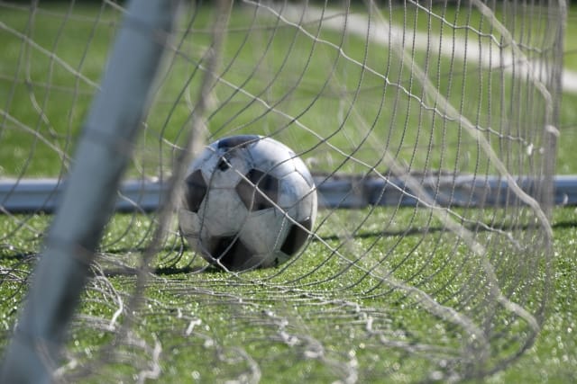 玉野光南高校サッカー部での挑戦と人生の選択を象徴するサッカーボール