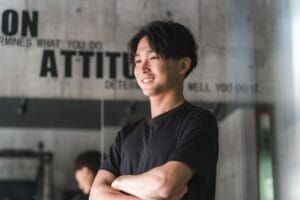 腕を組み穏やかに笑う男性｜岡山で婚活に前向きになった男性のイメージ