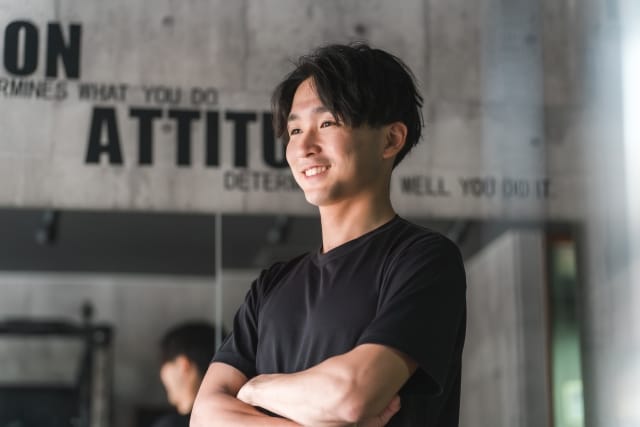 腕を組み穏やかに笑う男性｜岡山で婚活に前向きになった男性のイメージ