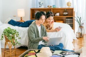 部屋でくつろぐ大人の夫婦が象徴する、価値観を理解し合う成熟したパートナーシップ