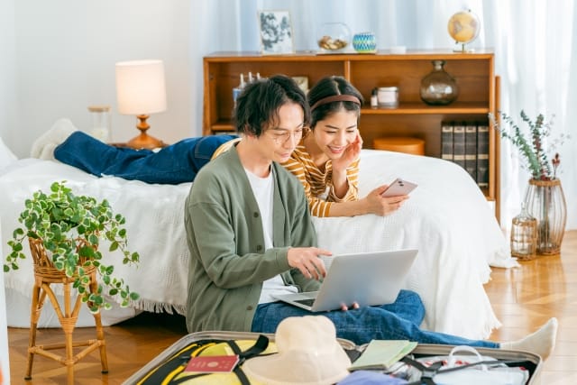 部屋でくつろぐ大人の夫婦が象徴する、価値観を理解し合う成熟したパートナーシップ