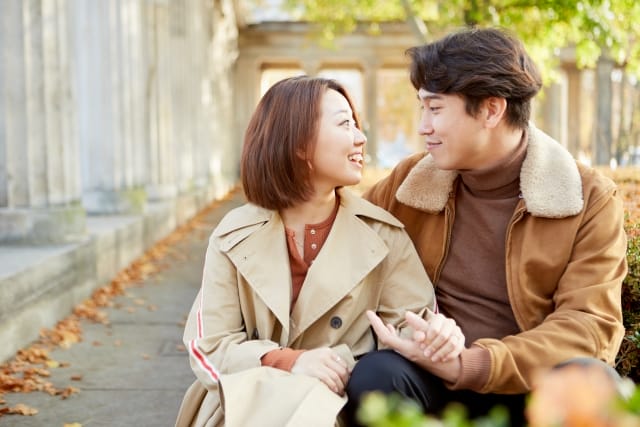笑顔で寄り添い、安心した表情を見せるカップルの姿