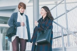 香川県での新生活を楽しむ、県外成婚を叶えた二人の笑顔の女性