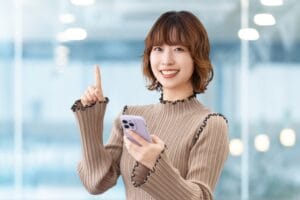 仮交際中の会話に前向きな笑顔の女性