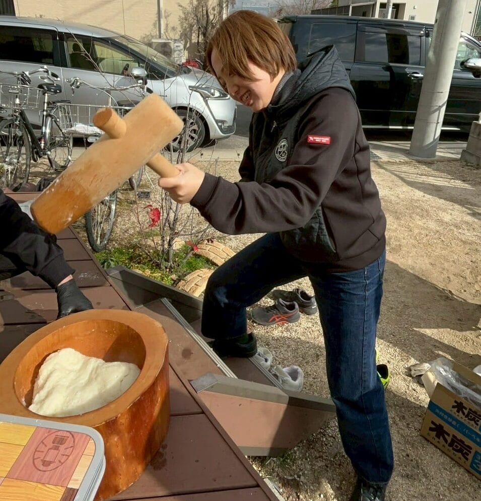 blue bees代表が新年の餅つきをしている様子