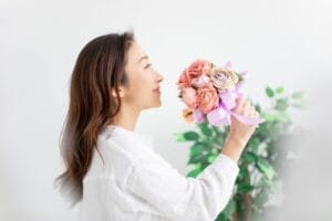 バラを手に、年下の彼との結婚を考える大人女性のイメージ