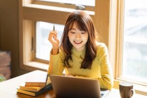 女性の社会進出と恋愛・婚活の価値観の変化を象徴するキャリアウーマン