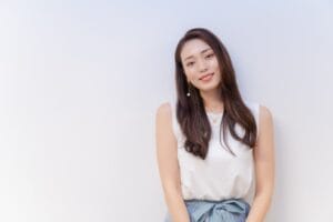 婚活面談で前向きな気持ちを取り戻した笑顔の女性会員のイメージ
