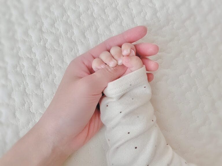 母親の手を握る赤ちゃんの小さな手のアップ写真｜岡山の結婚相談所bluebees成婚後の出産報告