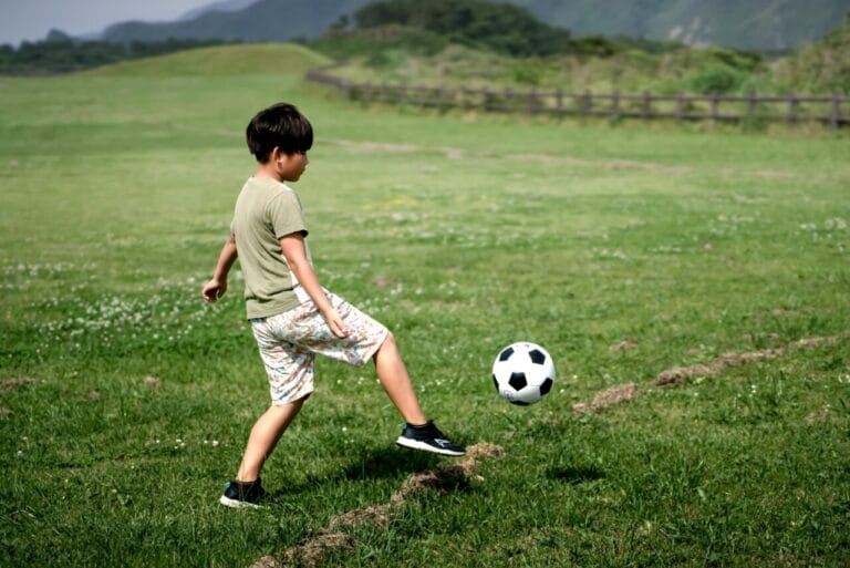 公園でサッカーの練習をする男の子の様子